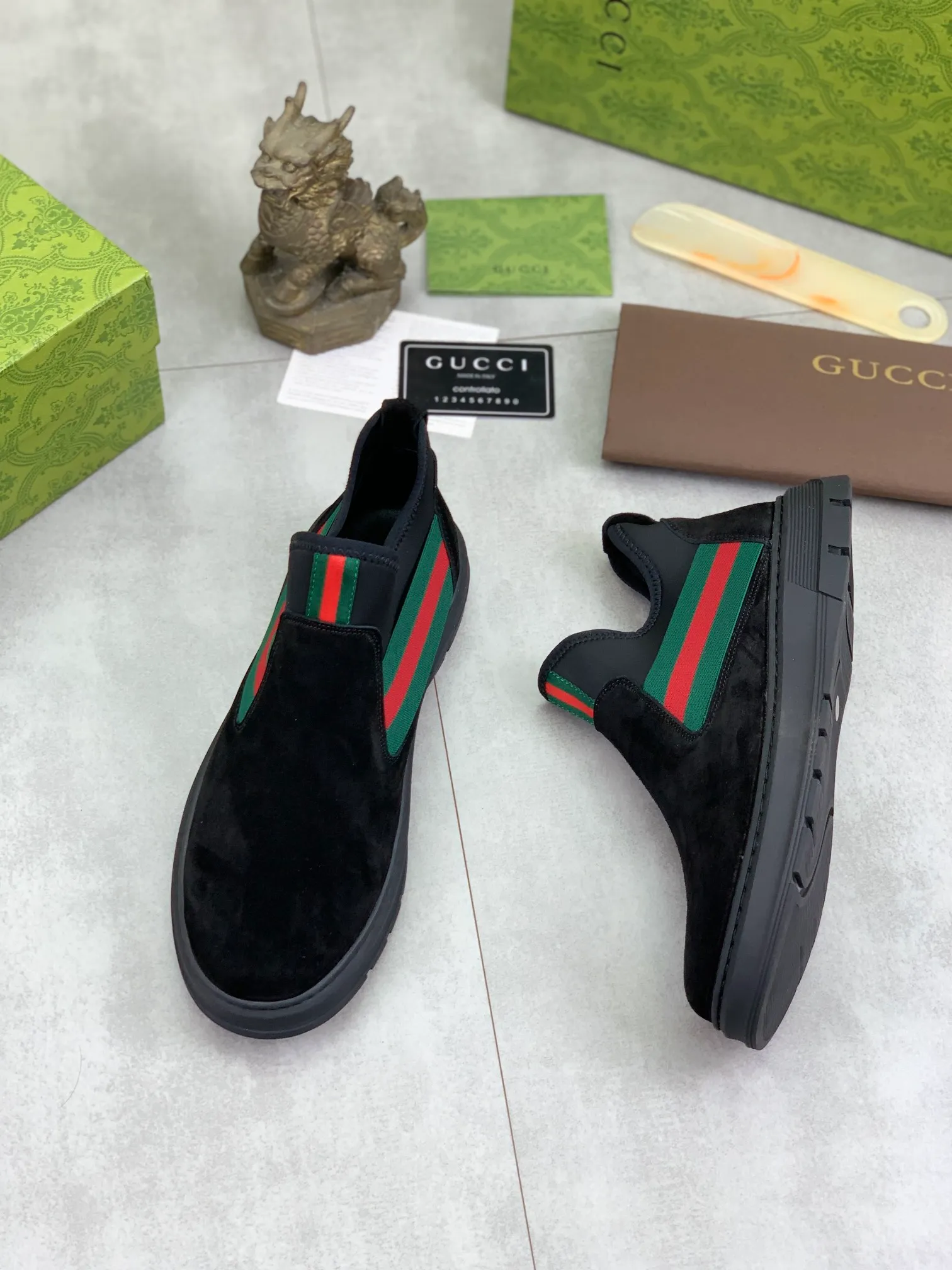Men's shoes 💰P480 new style, sheepskin and velvet lining, new Gucci (Gucci) high-tops are on the market, new men's shoes, 😘fabrics are selected from original imported calfskin. Soft sheepskin lining and warm fleece lining. The original version is awesome! 👍🏿Original open-molded non-slip PU outsole, with exquisite lines, simple and elegant, super comfortable and classy on foot, suitable for leisure travel. Code number:38-44